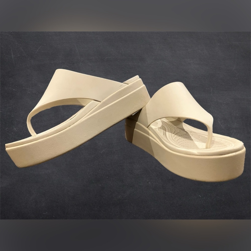 Crocs Brooklyn Flip Sandals - Women’s Size 8 (Bone)​